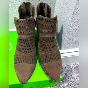 Vincent Camuto Size 8M worn once